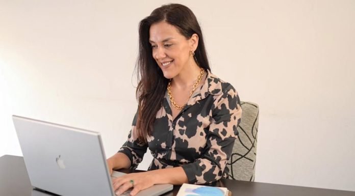 ¿Cómo desarrollar una comunicación asertiva? mujer trabajando freelance