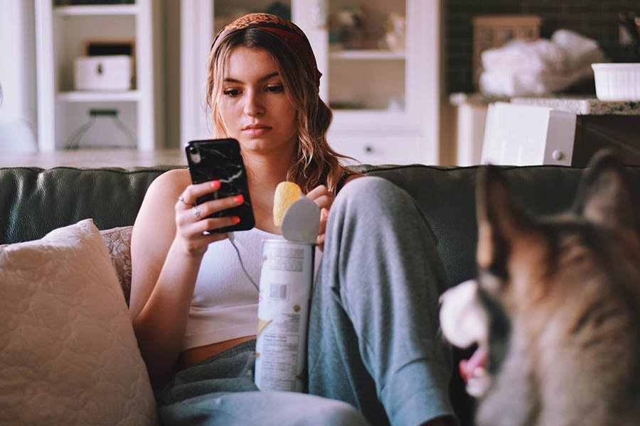 mujer con celular