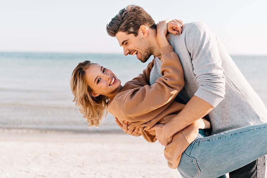 hombre mujer playa cuidado imagen