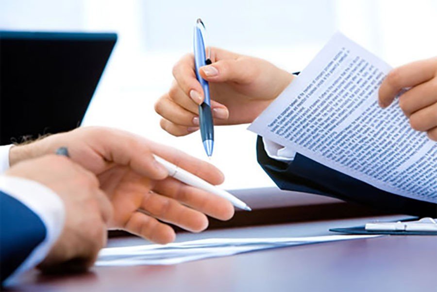 firmando acuerdo empresarial