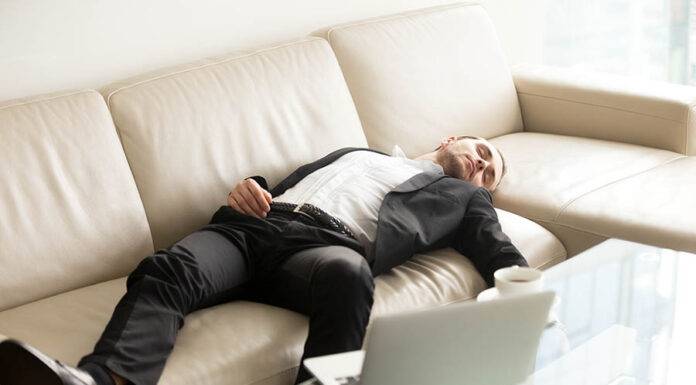 hombre negocios cansado que duerme sofa oficina