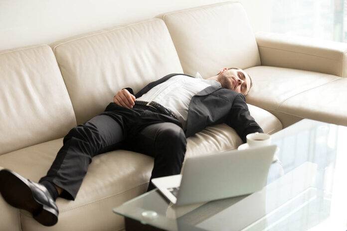 hombre negocios cansado que duerme sofa oficina