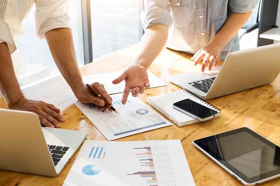 manos mesa trabajando empresa