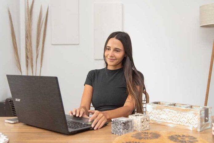 mujer computadora armar crear pagina web