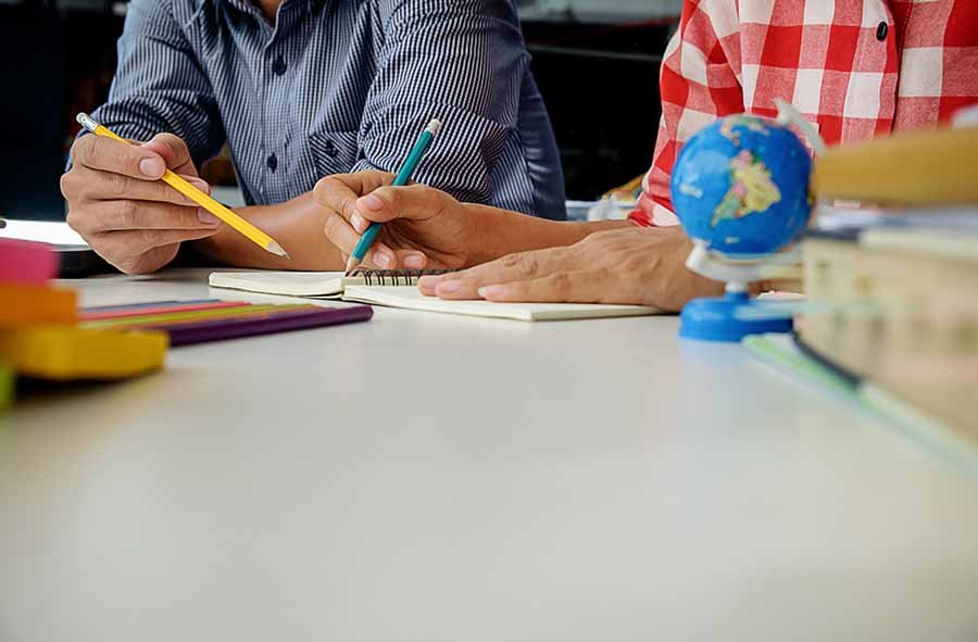 jovenes estudiando en el mundo