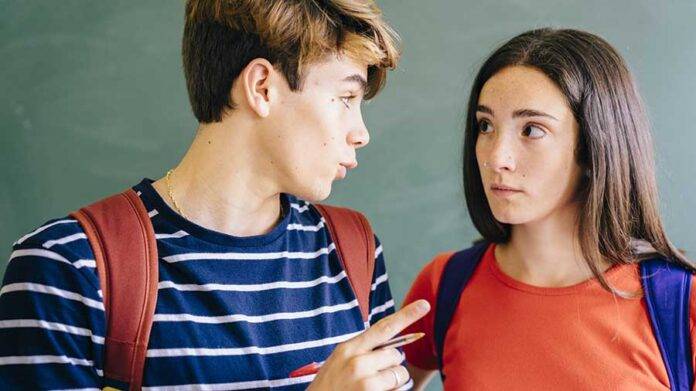 chico de escuela explicando algo a su amiga