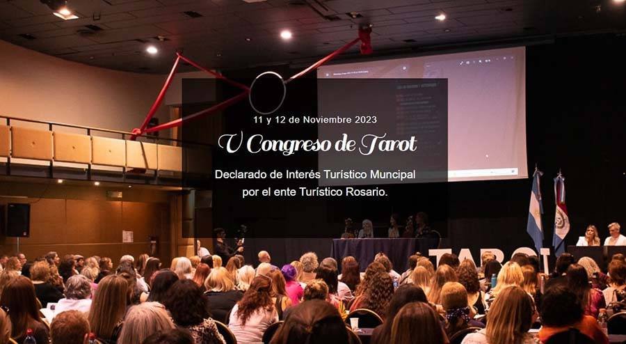 gente escuchando una disertación en vivo