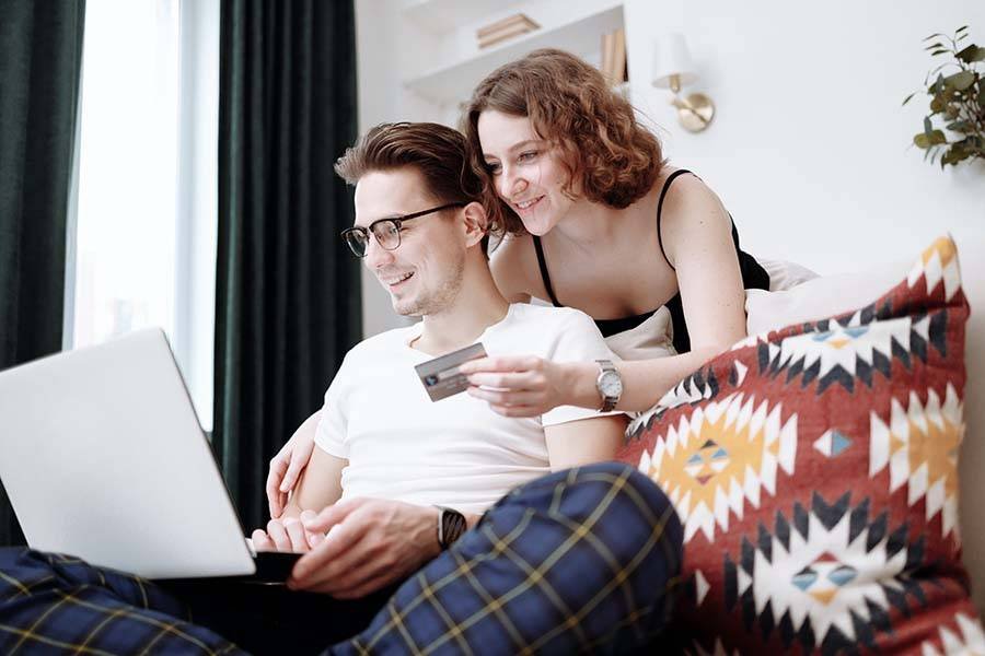personas comprando online