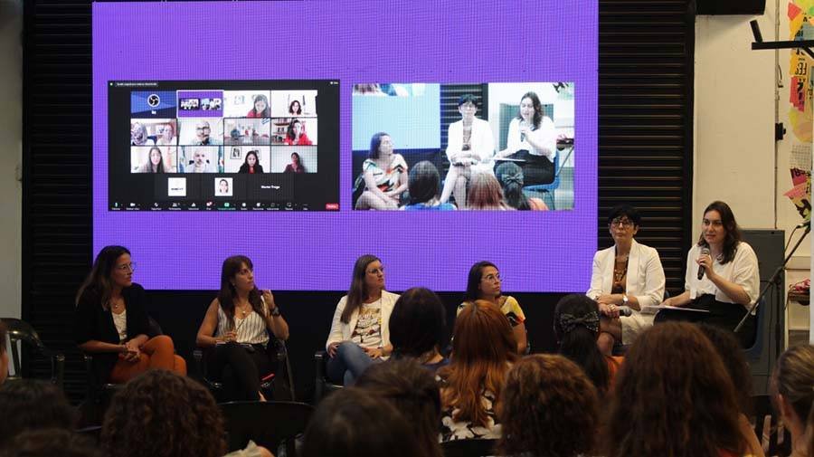 mujeres reunidas trabajando